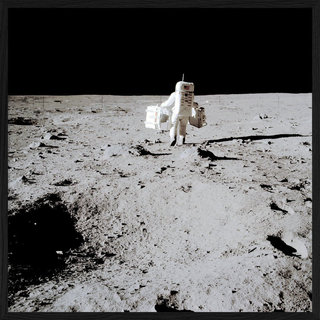 Cadre Apollo 11 Deploying Components of the ALSEP 30x30cm
